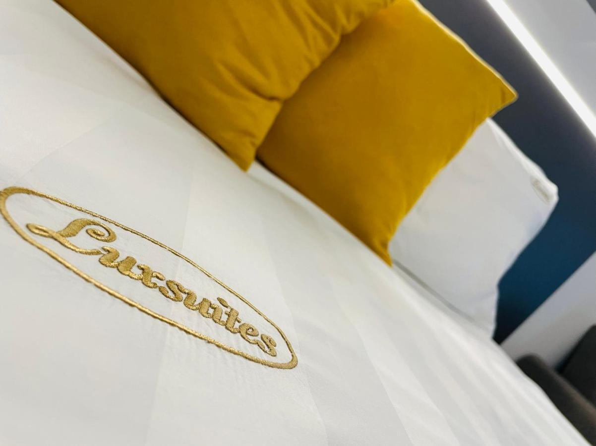 Luxsuites Офринион Екстериор снимка