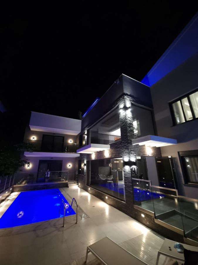 Luxsuites Офринион Екстериор снимка