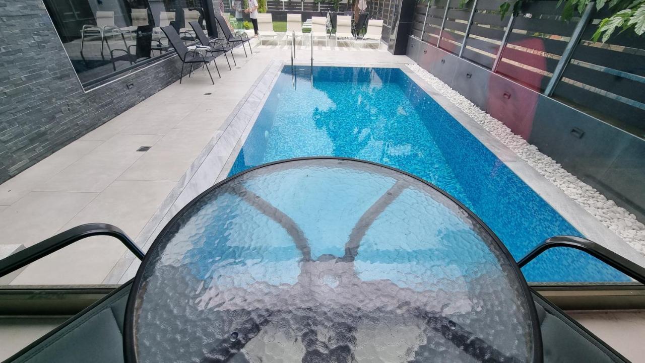 Luxsuites Офринион Екстериор снимка